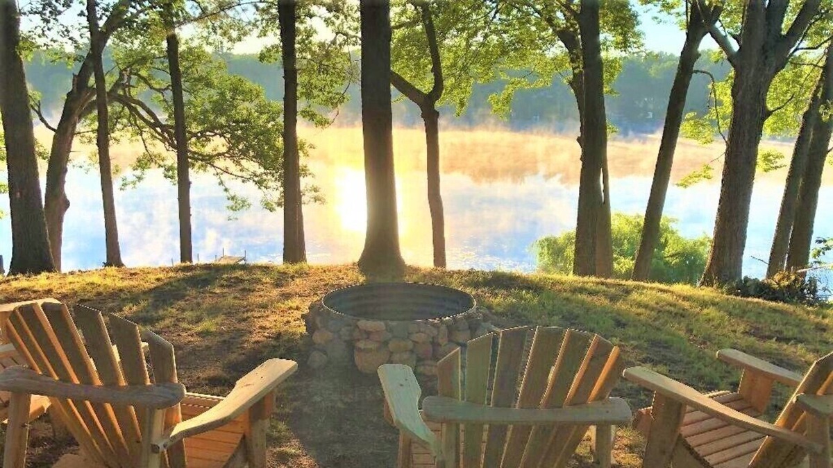 Twin Lake Cabin | LAKEFRONT 1930s CABIN! GRAND VIEWS! KAYAKS! DOCK! TRAILS! NATURE! RELAX!