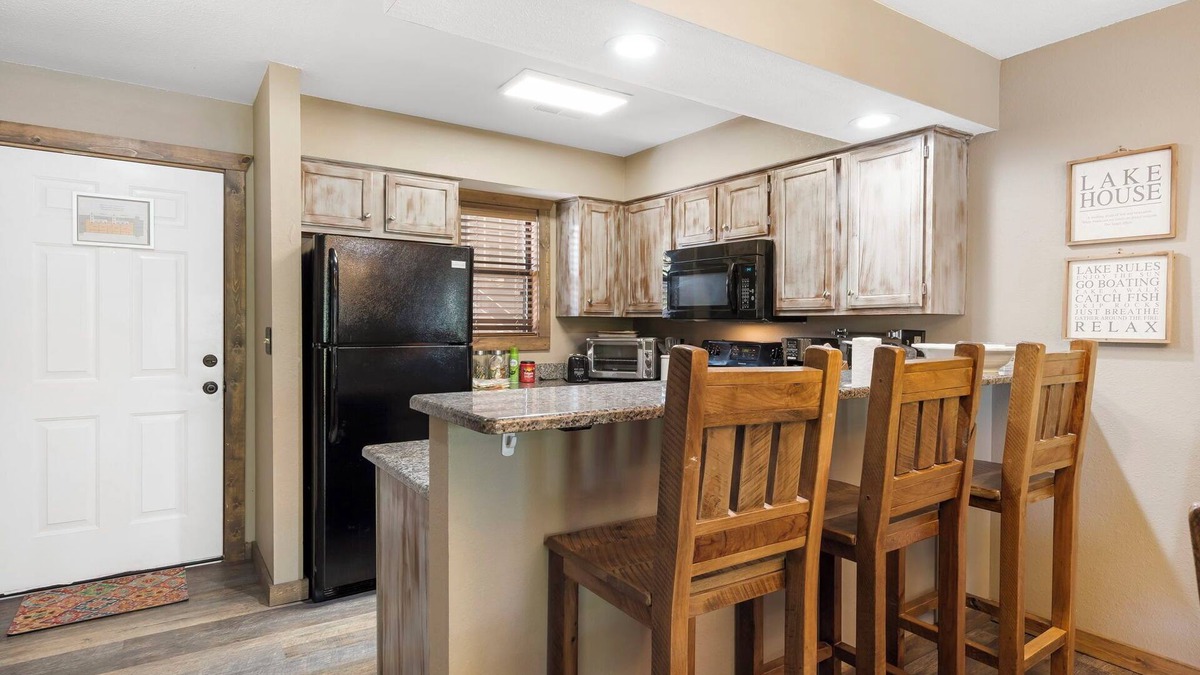 Indian Point Condo | Lakefront, 2 bd/2 bath, Sleeps 8. Exclusive Ticket Deals and Resort Perks!