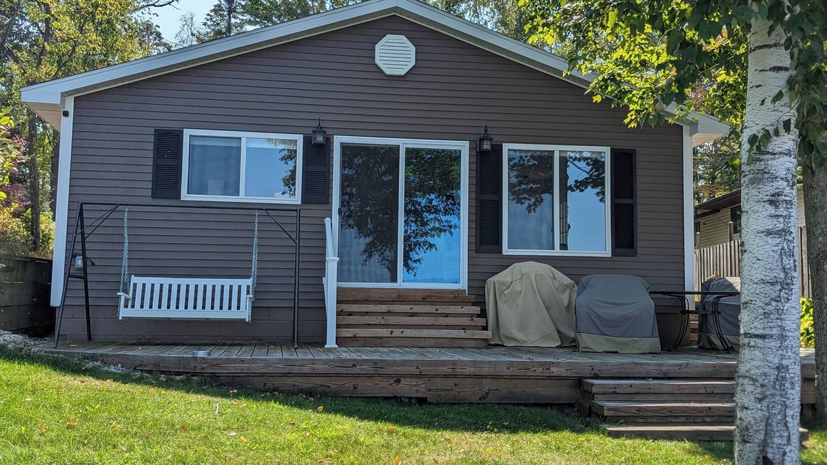 Hale Cottage | Lakefront 2-bedroom 2 bath, Sandy Beach & Pontoon, AC, wifi & newly renovated.