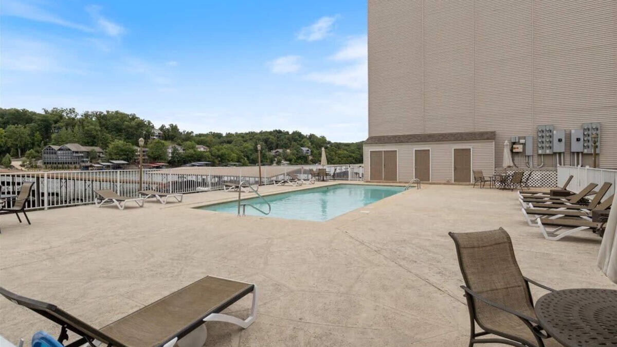 Camdenton Condo | Lakefront 2 Bedroom Condo Close to Amphitheater