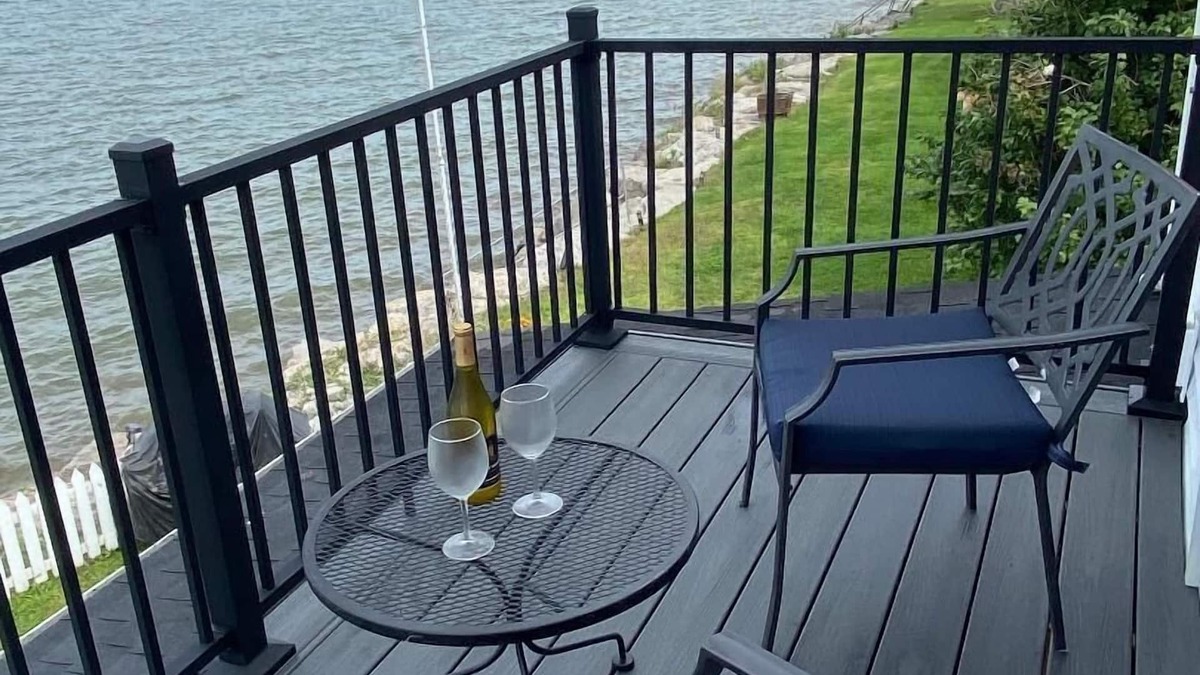Kent House | Lakefront 2 bedroom house between Rochester and Niagara Falls, NY