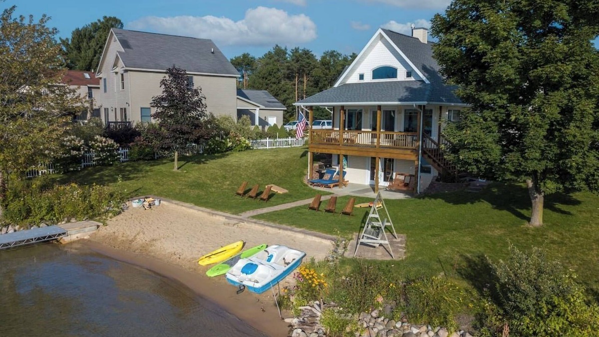 Lake Cottage | Lakefront | 2 Saunas, Firepit, Kayaks, Dock & Boat