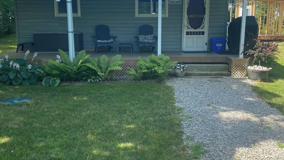 Dunnville Cottage | Lakefront 2bedroom cottage with loft! Right on Lake Erie! Private beach!
