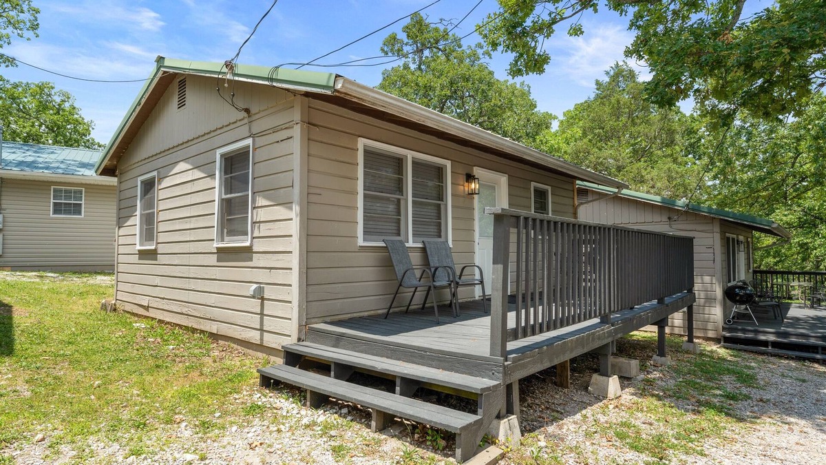 Kimberling City Cabin | Lakefront 2BR Cabin w/Pool + Swim & Boat dock