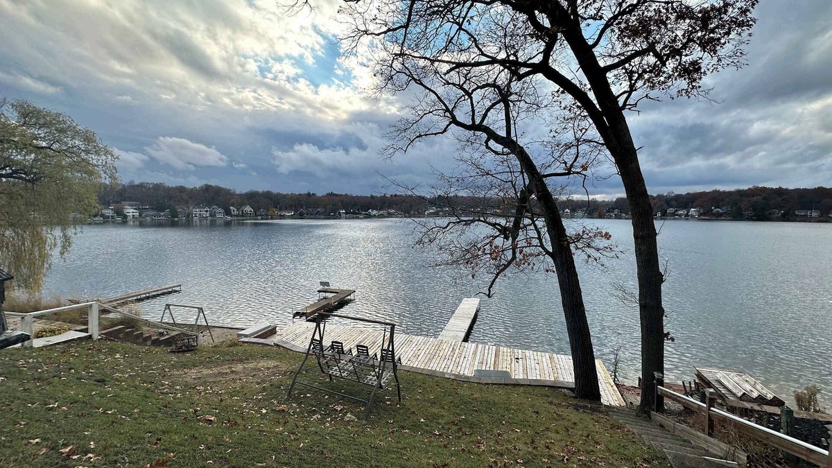 Rockford House | Lakefront 2BR Cottage w/Fire Pit & Dock Access