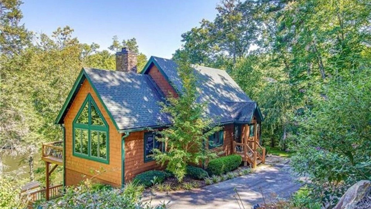 Lake Toxaway Cabin | Lakefront 3 bedroom cabin sleeps 10, 8 minute drive to Gorges State Park