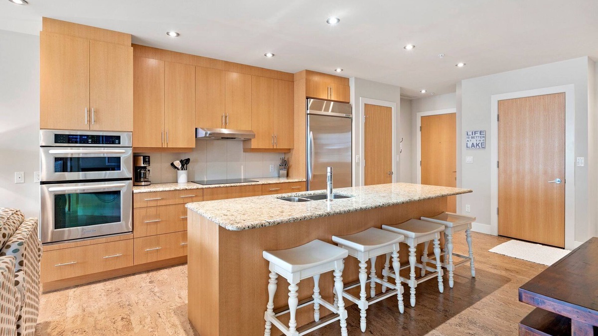 Sicamous Condo | Lakefront 3 bedroom condo with large balcony, pool, gym and boat slip