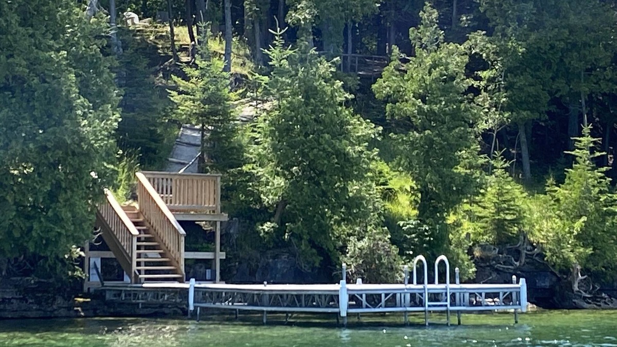 Manitoulin District Cottage | Lakefront 3-bedroom family friendly cottage on Lake Kagawong