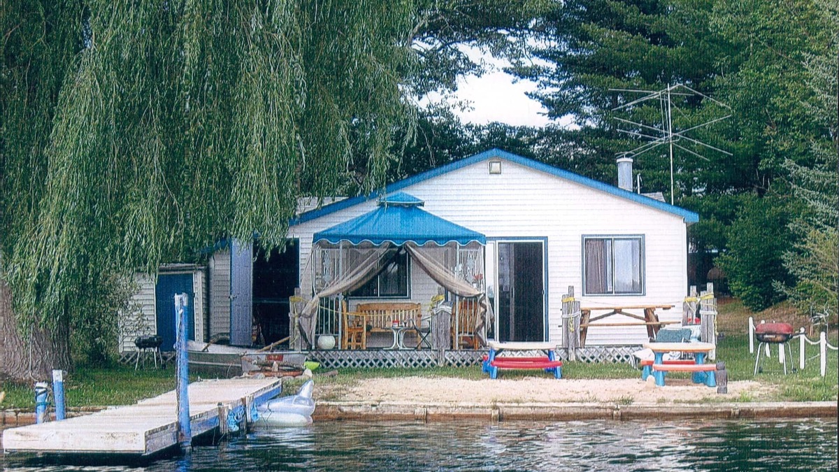 Harrison Cottage | Lakefront 3 Bedroom Cottage On Chain Of Lakes Private Sandy Beach, Pet Friendly