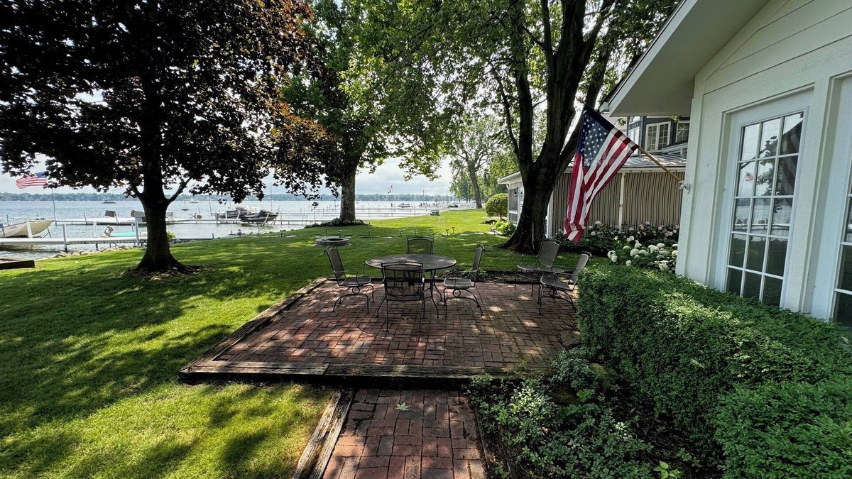 Syracuse Cottage | Lakefront 3-bedroom cottage on a quiet lane on Lake Wawasee's south shore