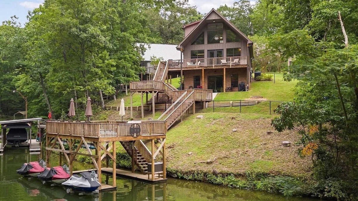 Ten Mile House | Lakefront 3-bedroom cottage on Watts Bar Lake with boat slip!