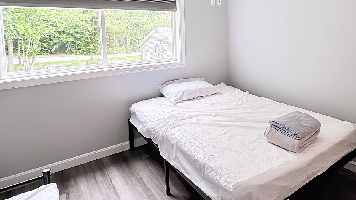 Lochmere House | Lakefront 3-bedroom Duplex on Lake Winnisquam, docks, Beach, WiFi, AC.nB2A