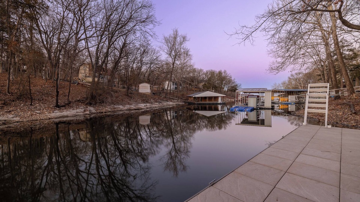 Afton House | Lakefront, 35ft Dock , Battlefield Golf Views, New Build , Sleeps 16 Guests