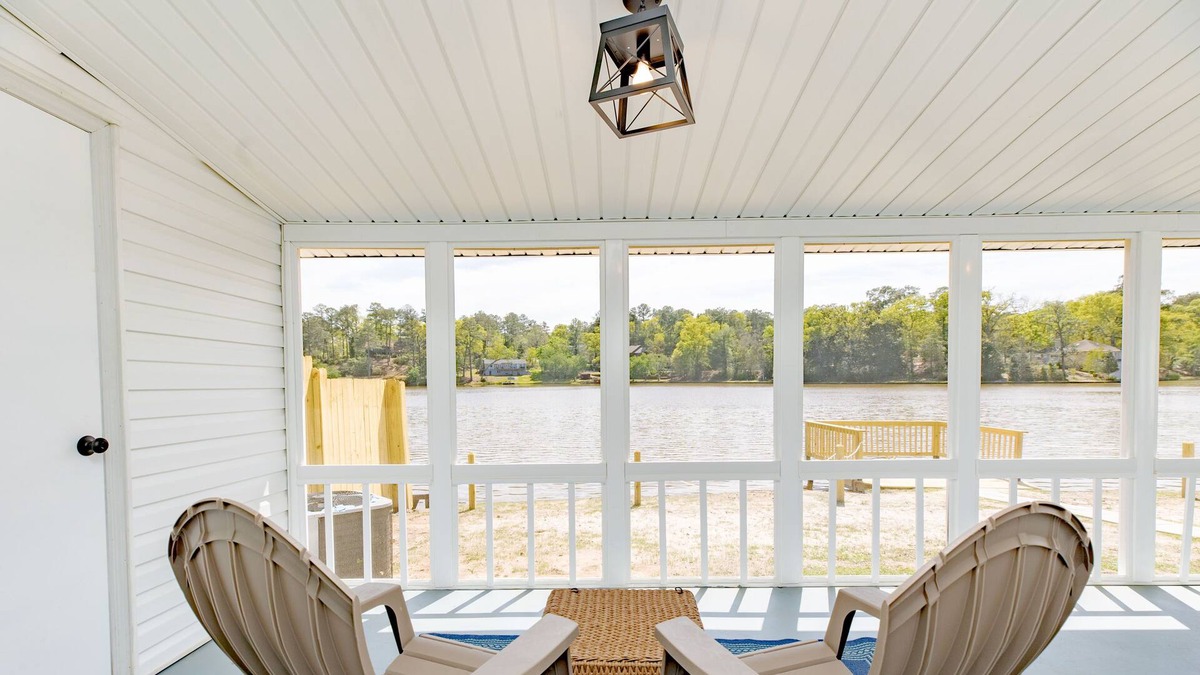 Warner Robins House | Lakefront 3BR | 2 Car Garage | King Bed