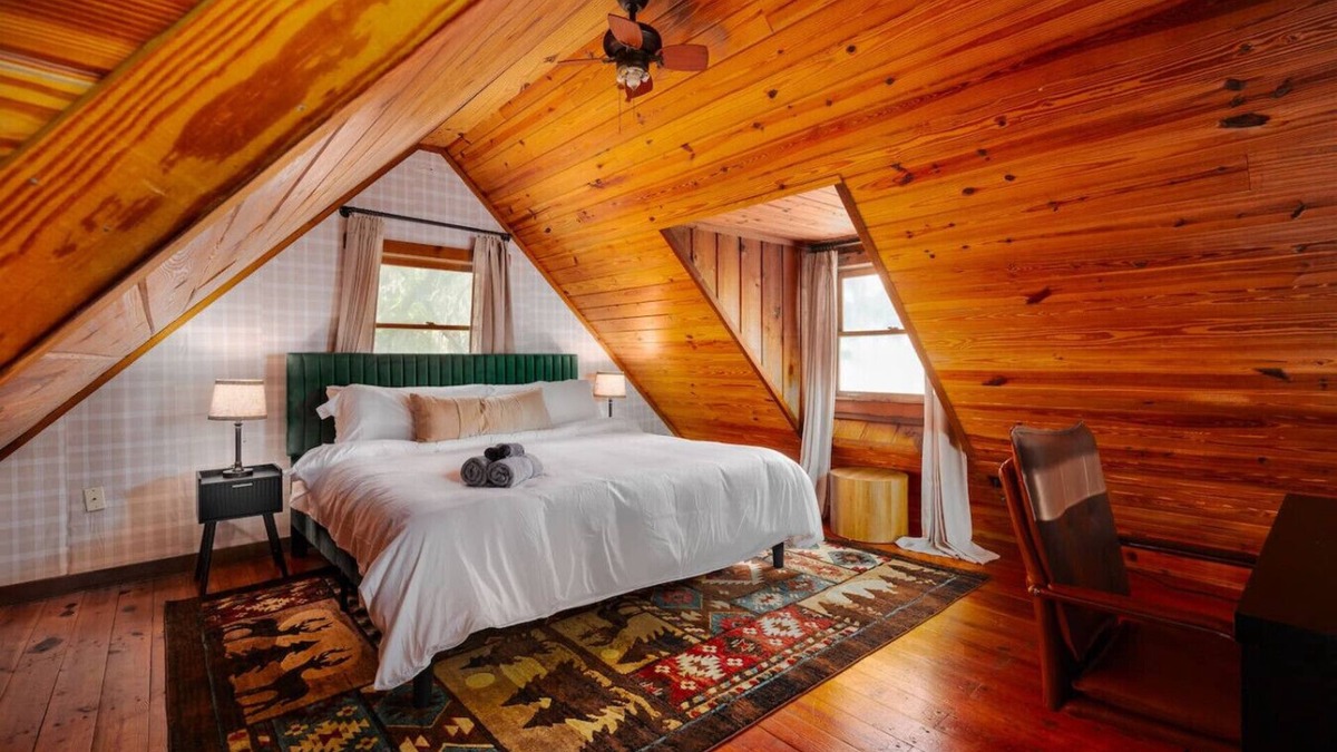 Auburndale Apartment | Lakefront 3BR+Loft, Jacuzzi, Games, Sleeps 12