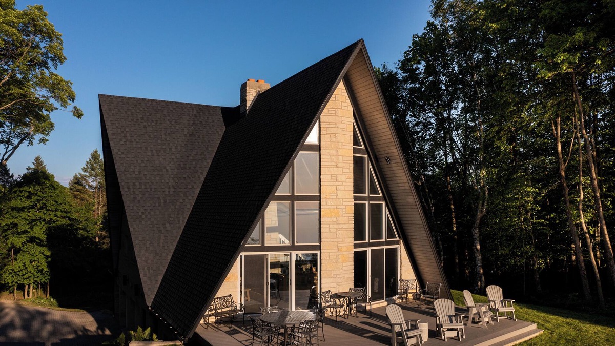 Leland House | Lakefront 3BR Luxury Home at High Bluffs