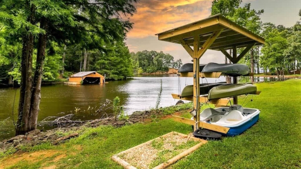 Negreet House | Lakefront 3BR with Bunkhouse Kayaks Rowboat Incl