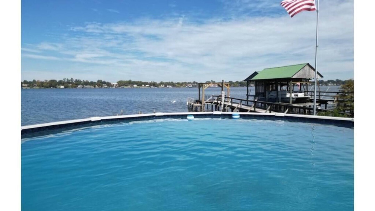 Ventress House | Lakefront 4-bedroom/2 BA, Sleeps 10 , private pool and pier. + VIEW !