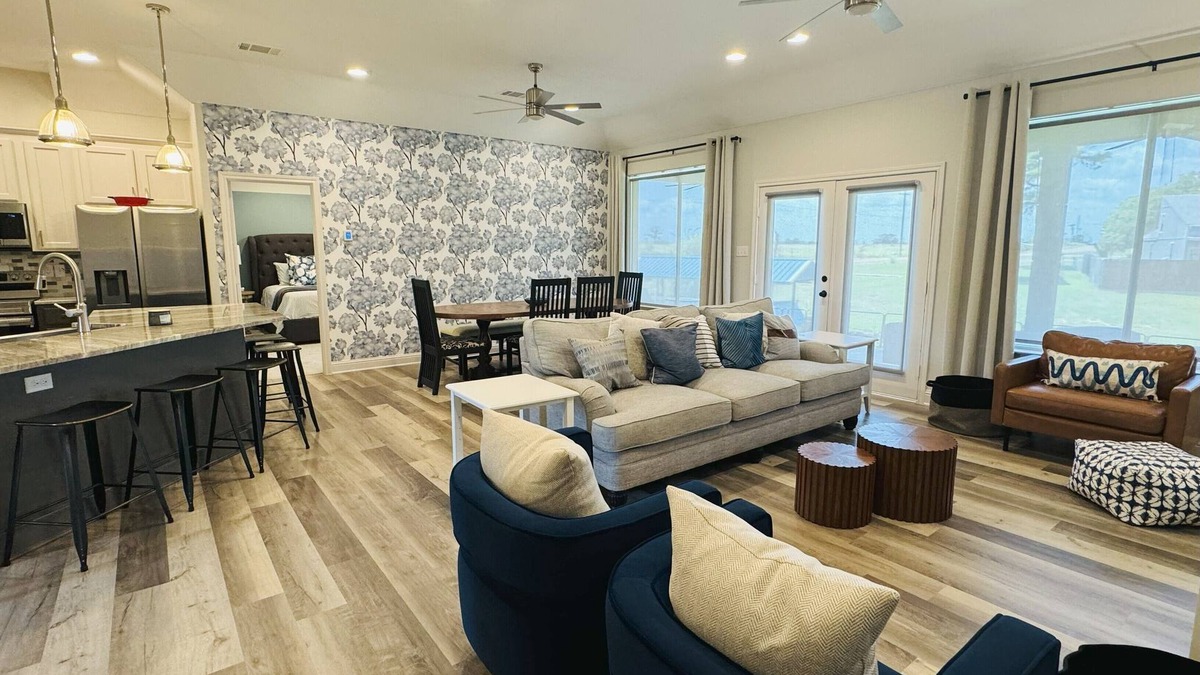 Tool House | Lakefront 4B Retreat, Paddleboards + Sunset Views