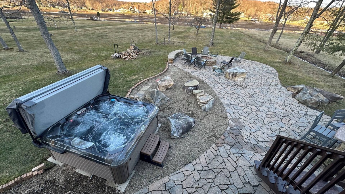 Treasure Lake House | Lakefront, 4br, 4Ba, Huge Yard and Patio, Docks, Private HOT TUB - sleeps 14+