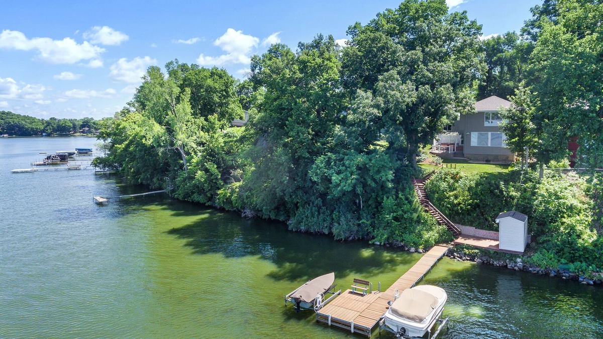 McFarland House | Lakefront 4BR ‘Up North’ Outdoor Getaway - Best Sunset View on The Lake