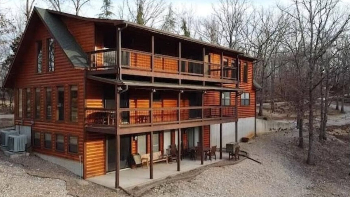 Eagle Rock House | Lakefront 5 Bedroom, 3 Bath Cabin on Tablerock Lake, PONTOON available to rent!