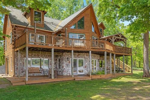 Ada House | Lakefront 5BR Cabin on Big Crooked Lake w Pontoon