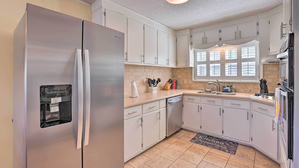 Riverside House | Lakefront Abode w/Dock ~ 15 Mi to Talladega!