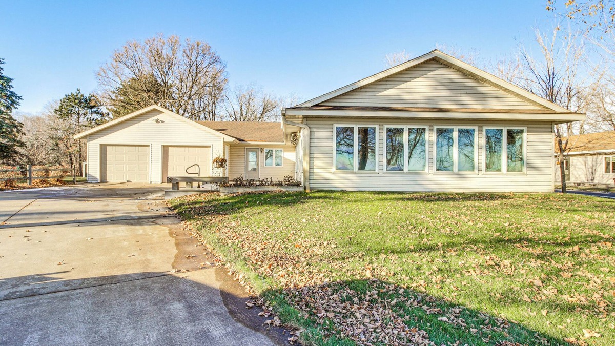 Aitkin House | Lakefront Aitkin Home w/Sunroom: Walk to Beach!