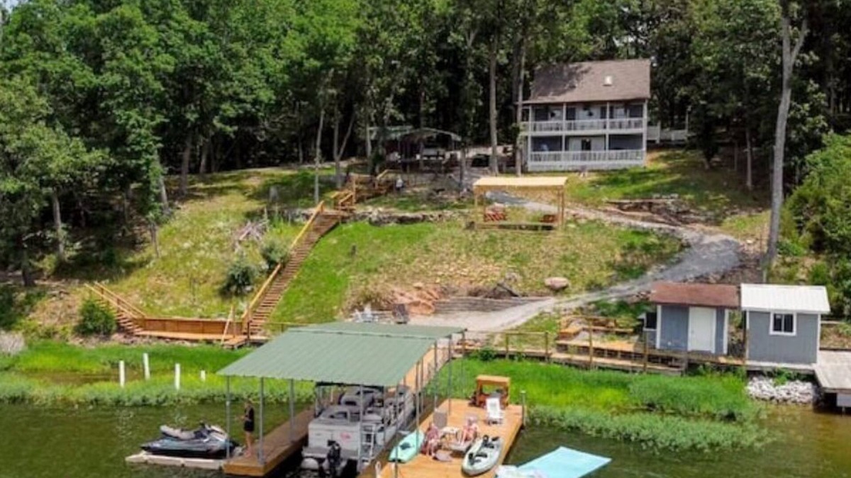 Perks House | Lakefront, amazing views, boat rentals available
