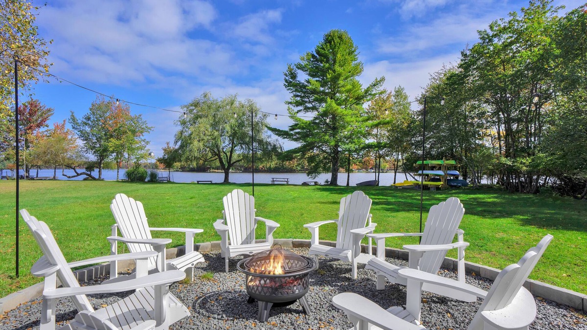 Pocono Summit House | LAKEFRONT! Amazing views! 30+days, Boats, Fire-pit, Movie Rm, Game Rm, office