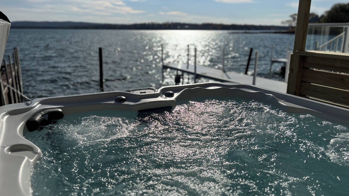 Oden House | Lakefront - Amazing views! Private Hot Tub & Boat Slips. 12 mins to Ski Resorts!
