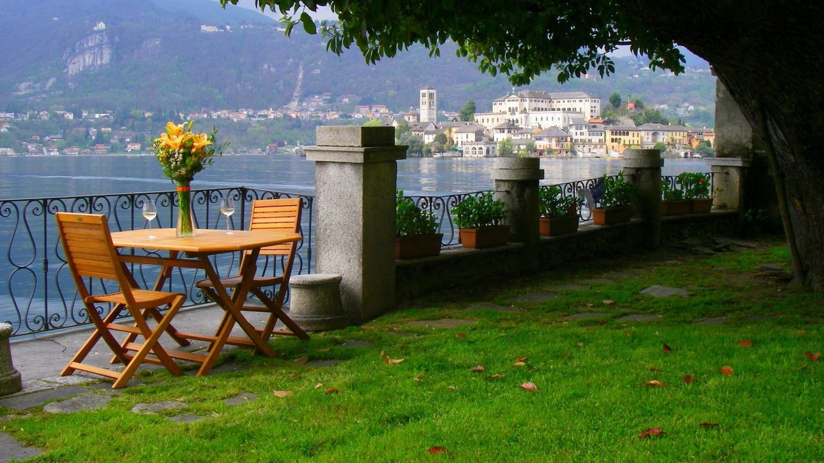 Orta San Giulio Apartment | Lakefront apartment with garden in the center of Orta San Giulio