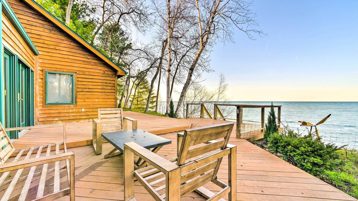 Applegate House | Lakefront Applegate Retreat w/Private Beach!