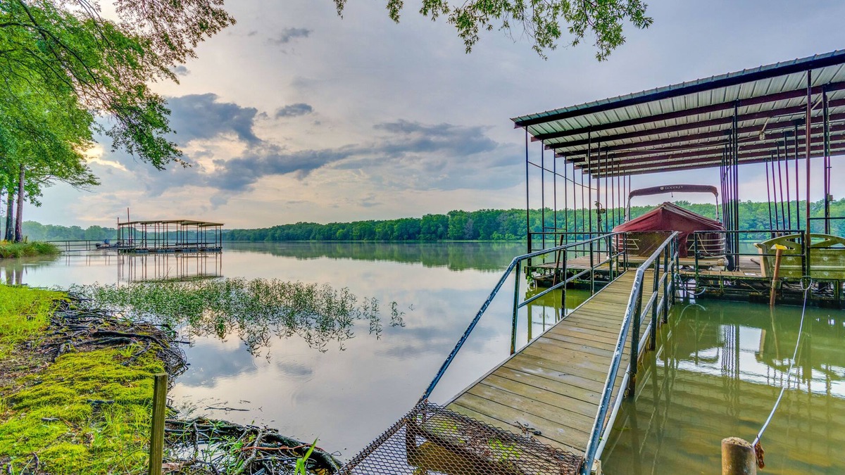 Scranton House | Lakefront Arkansas Abode - Deck, Grill & Fire Pit