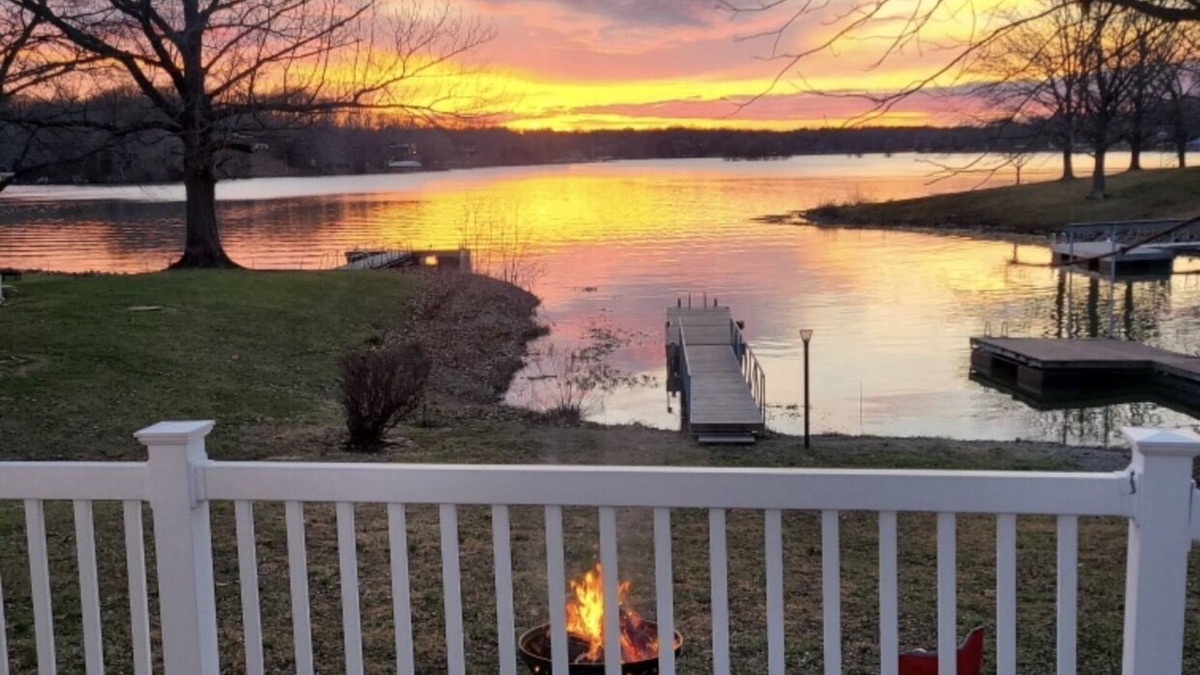 Marion House | Lakefront at Lake of Egypt sleeps 10! Dock/2 kayaks 2 paddleboards!