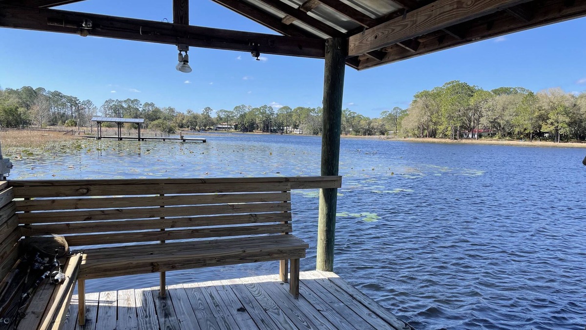Pomona Park House | Lakefront Banana Ln Bungalow with hottub and kayaks