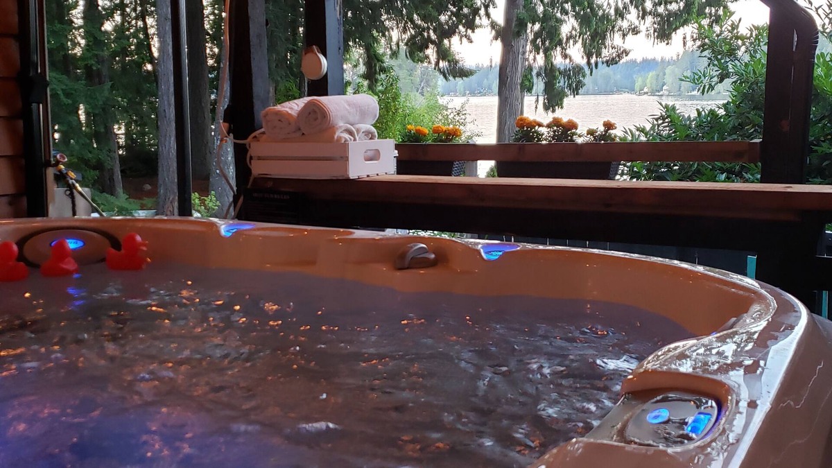 Shawnigan Lake Cabin | Lakefront Basement Suite with Hot Tub
