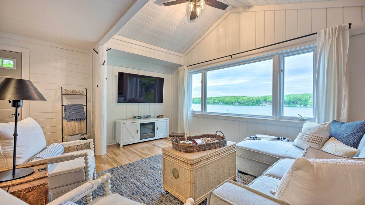 Battle Creek House | Lakefront Battle Creek Home w/Fishing Dock!