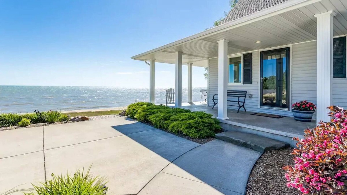 Ruth House | Lakefront Beach House: Serene Getaway