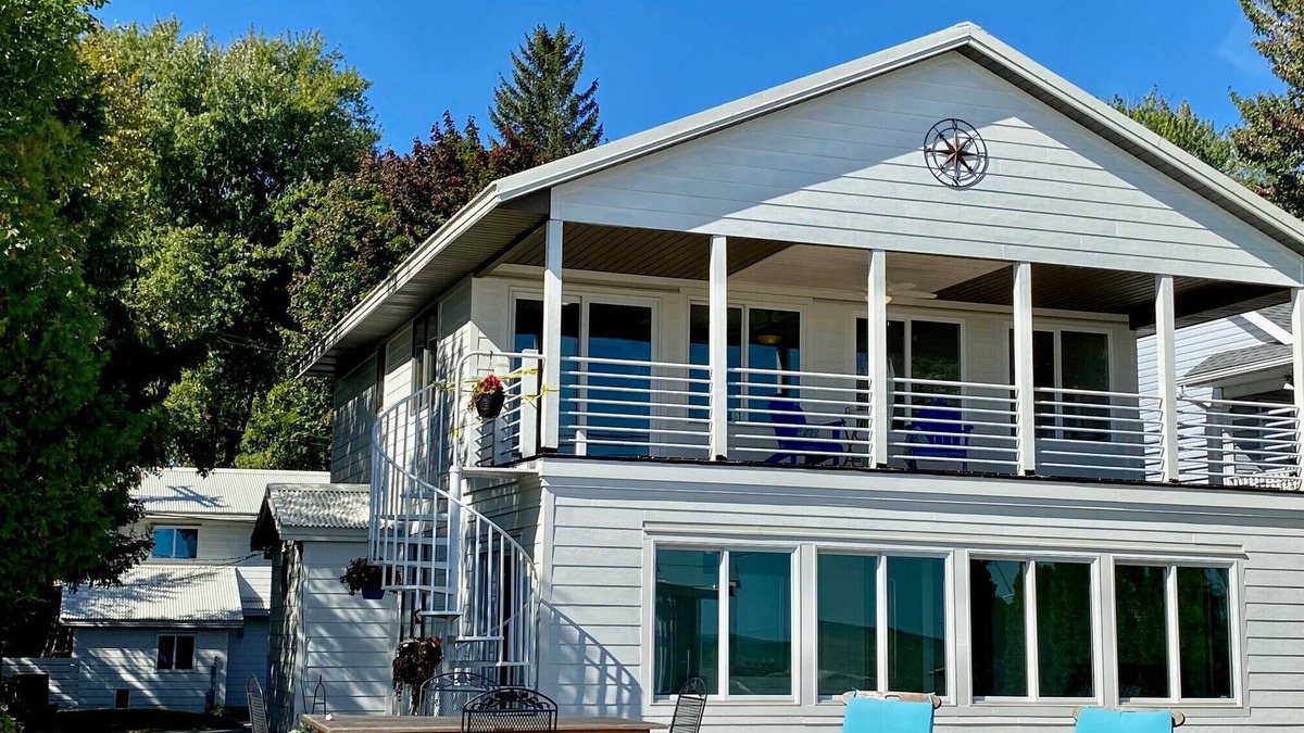 North Lakeport House | Lakefront Beach House - Lake Huron private beach!