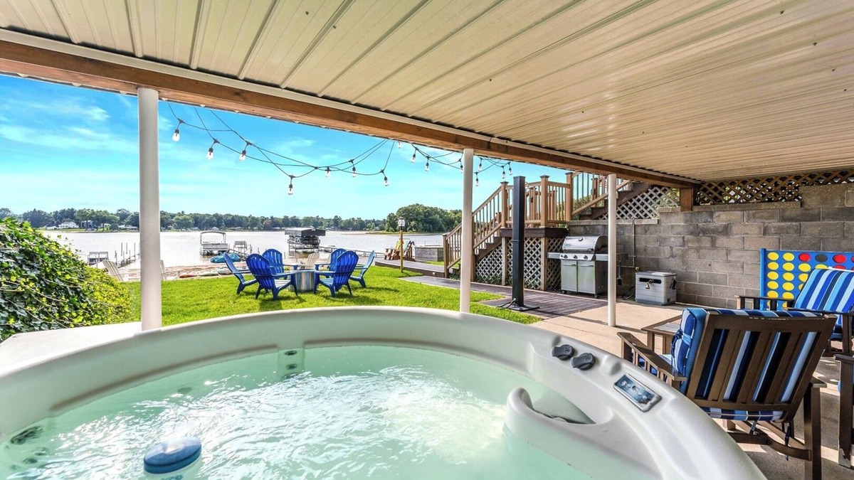 Twin Lake House | Lakefront +Beach | Pontoon Rtl | Hot Tub + Kayaks