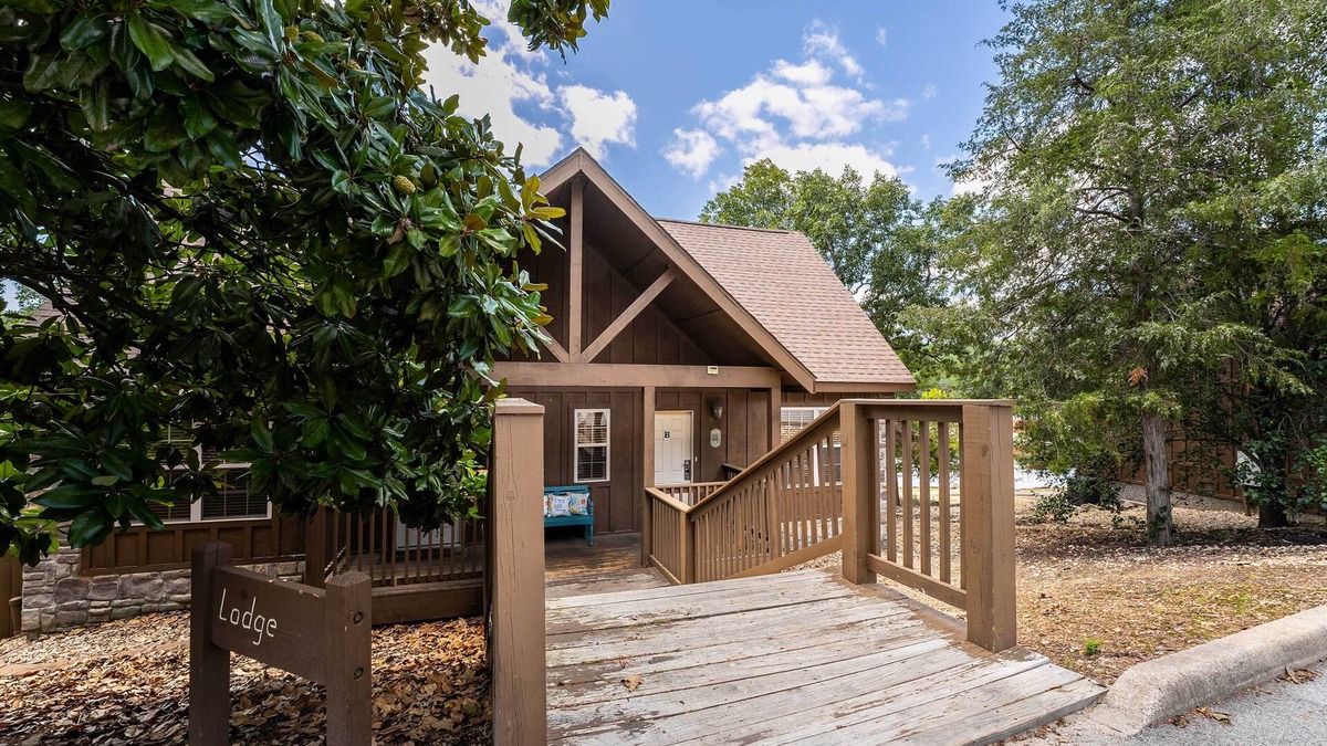 Reeds Spring Cottage | Lakefront Branson Cabin: 6 Mi to Branson Strip!