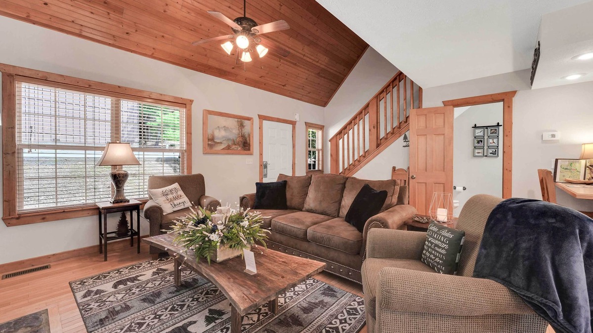 Reeds Spring Cabin | Lakefront Branson Cabin: 6 Mi to Branson Strip!