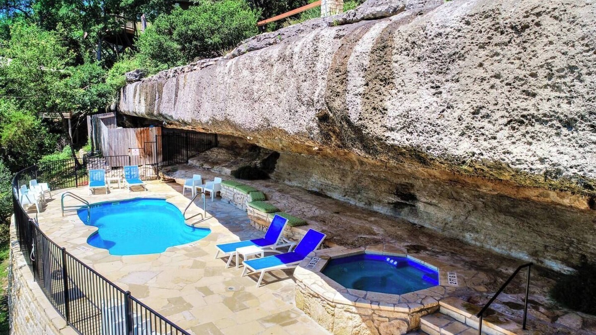Lakeway House | Lakefront Bungalow with shared community pool and hot tub #8
