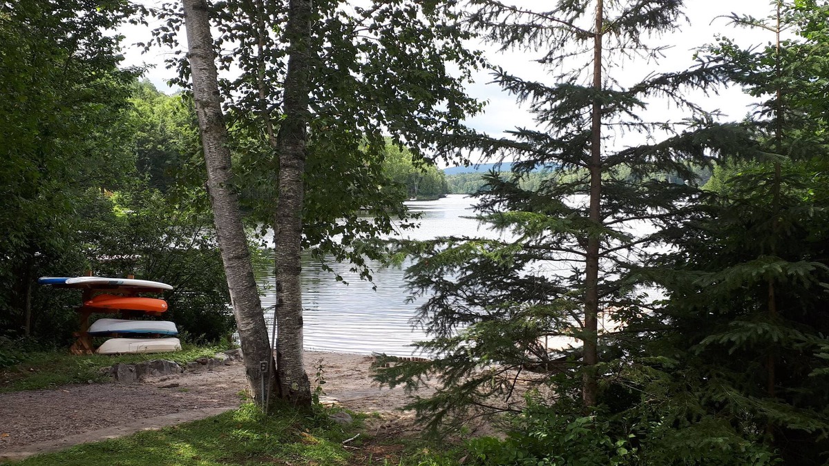 Chute-Saint-Philippe Ski Chalet | LAKEFRONT COTTAGE/VTT & SKIDOO/ski de fond, raquette , randonnée