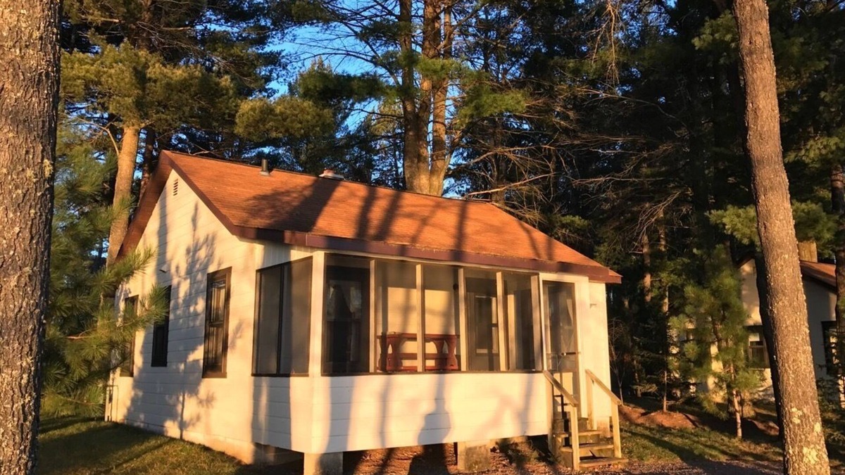 Presque Isle Cottage | Lakefront Cabin #6 - The Walleye