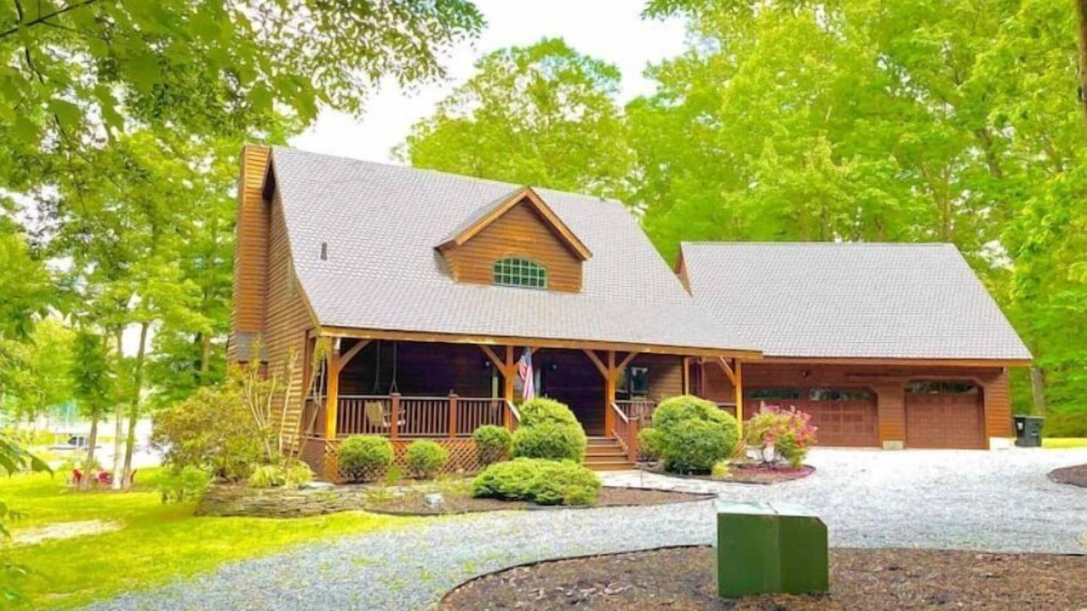 Livingston House | Lakefront Cabin Boat slip Wifi Fishing Firepit