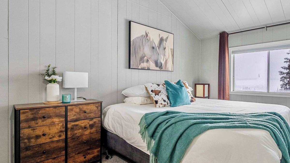 Central Alberta House | Lakefront Cabin Cozy Retreat 5Beds TV + Wifi