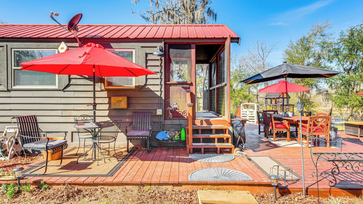 Fowlstown Cabin | Lakefront Cabin in Brinson: ‘Behind the Moon’